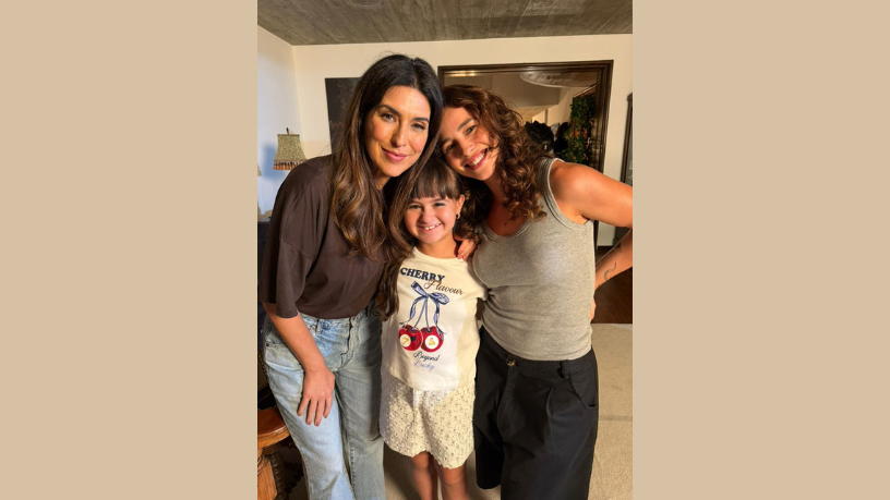 Ao lado de Fernanda Paes Leme, Laryssa Ayres e da diretora Roberta Richard, Juju Teófilo inicia as gravações da novela vertical do Globoplay