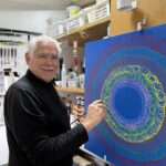 Padrões circulares em telas abstratas convidam o público à reflexão visual contemporânea