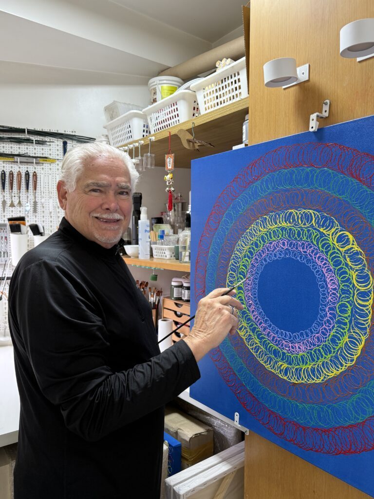 Padrões circulares em telas abstratas convidam o público à reflexão visual contemporânea