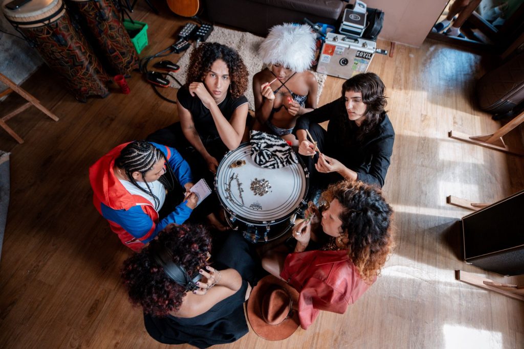 Coquetel Molotov lança coletânea com artistas selecionadas por incubadora musical