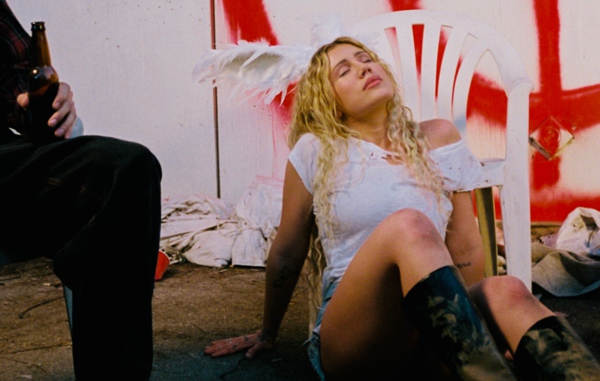 Slayyyter prova que o caos é a ordem para o sucesso em “WOR$T GIRL IN AMERICA”
